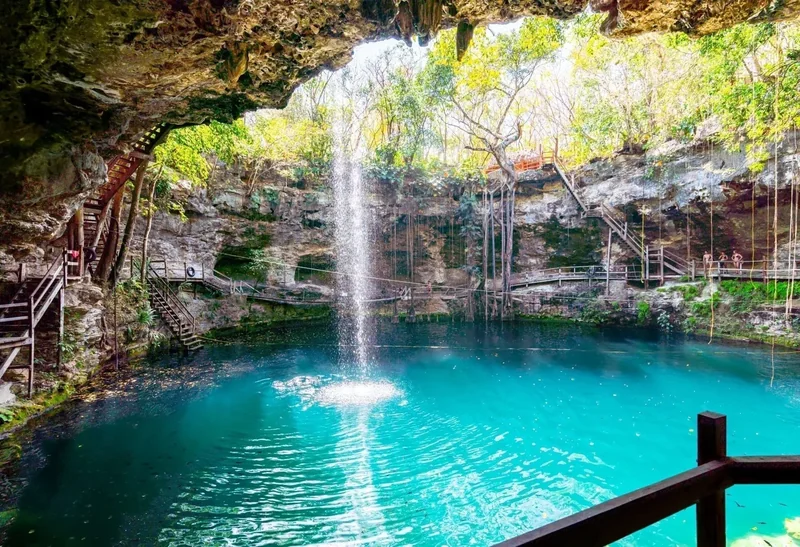 Cenote EkBalam, agua cristalina en el interior del cenote
